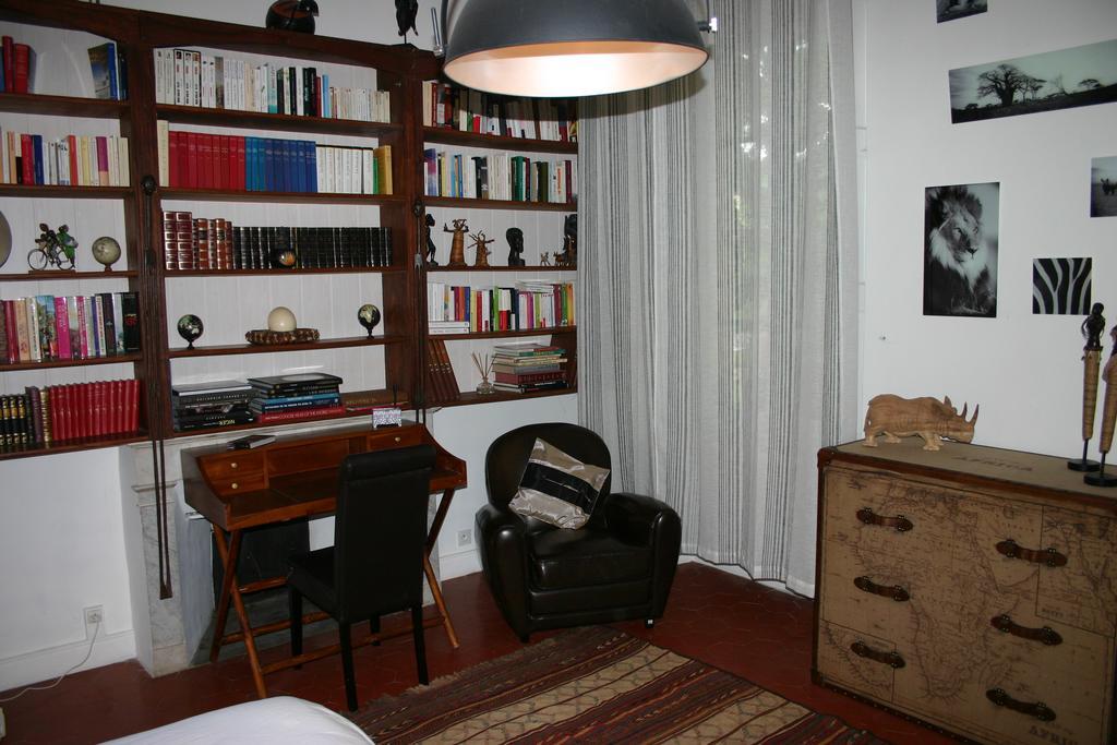 Les Routes Du Monde Bed & Breakfast Saint-Geniès-de-Comolas Oda fotoğraf